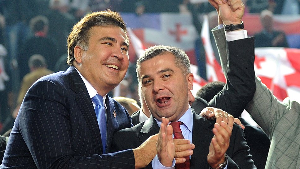 Кандидату от пропрезидентской партии Давиду Бакрадзе (справа) настоятельно рекомендуют дистанцироваться от уходящего главы государства Михаила Саакашвили 