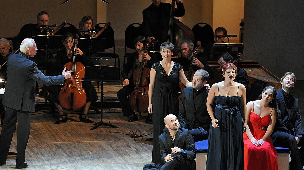 На выступлении в Концертном зале Чайковского Les Arts Florissants под управлением Уильяма Кристи складывались в различные барочные комбинации
