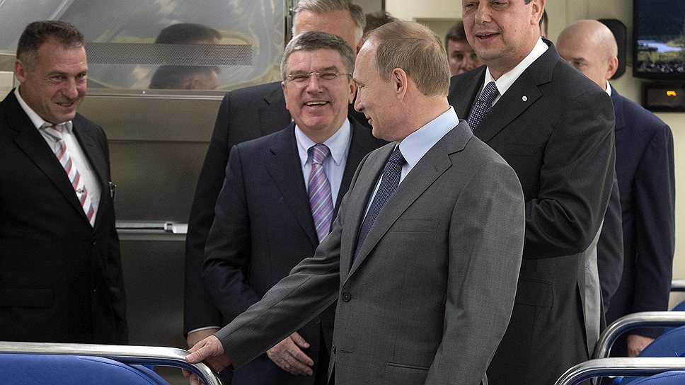 Президент Международного олимпийского комитета Томас Бах (второй слева) и президент России Владимир Путин (второй справа)