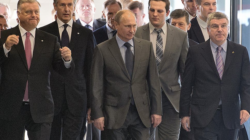 Президент Международного олимпийского комитета (МОК) Томас Бах (справа), президент России Владимир Путин (в центре) и президент РЖД Владимир Якунин (слева) 