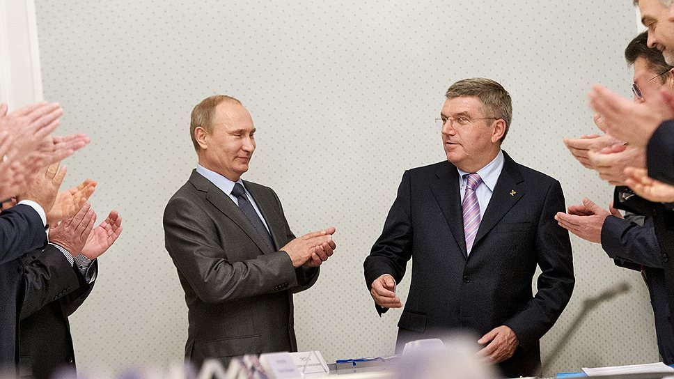 Президент России Владимир Путин (слева) и президент Международного олимпийского комитета (МОК) Томас Бах (справа)