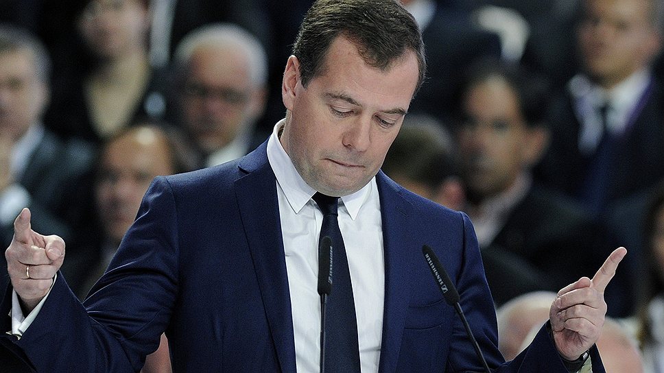 Председатель правительства РФ Дмитрий Медведев уверен, что в ближайшие годы государству придется дирижировать на рынке инноваций