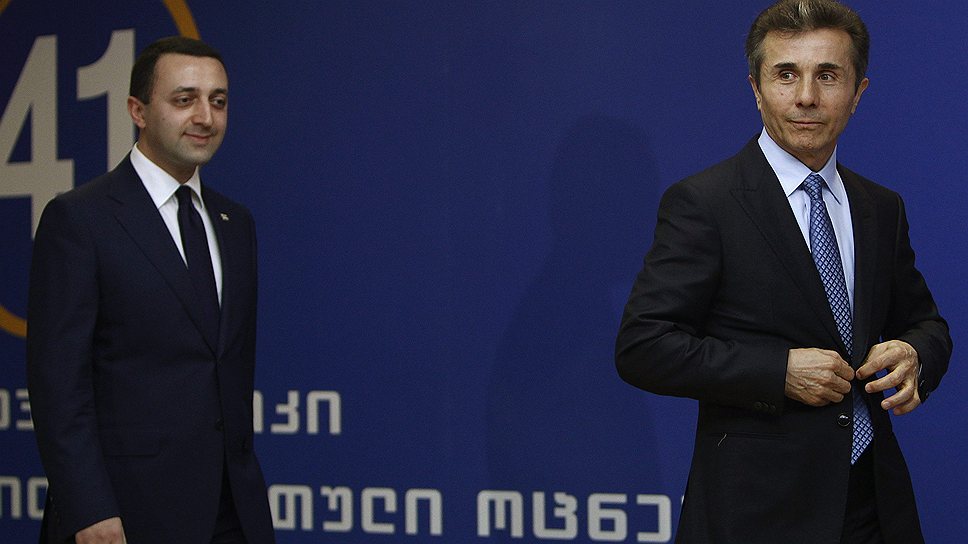После назначения преемником Ираклия Гарибашвили (слева) и ухода из политики Бидзина Иванишвили (справа) может сохранить контроль над правительством 