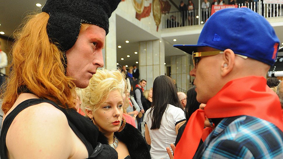 Модель Данила Поляков (слева) на церемонии вручения премии «Серебряная Калоша»  в Государственном Кремлевском Дворце