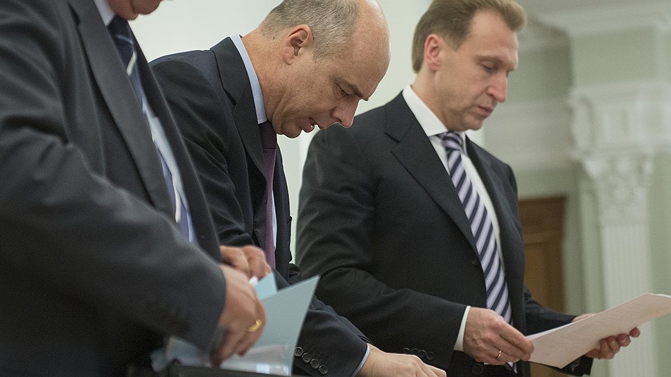 Первый вице-премьер Игорь Шувалов (справа) согласился с тем, что бывший министр финансов Алексей Кудрин никогда не согласился бы с тем, что из ФНБ забирают 40% денег 