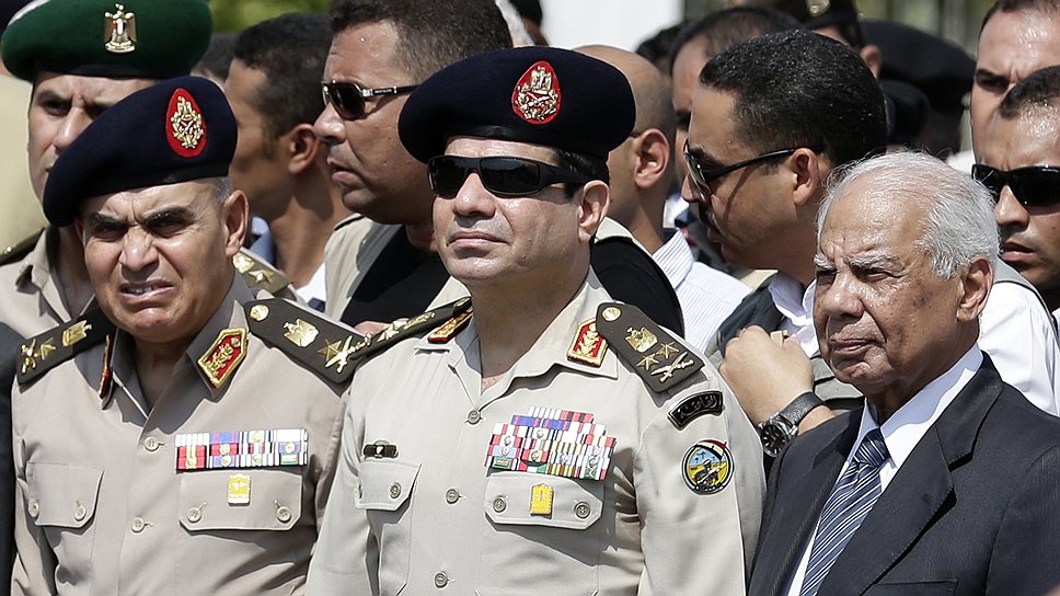Новое военное руководство Египта во главе с генералом Абдель-Фаттахом ас-Сисси (в центре) рассчитывает, что Москва поможет Каиру противостоять давлению США