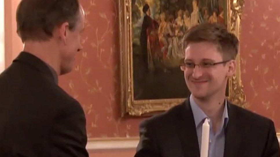 Награду &amp;quot;за честность и чистоту в разведке&amp;quot; Эдвард Сноуден уже получил — из рук бывших разоблачителей спецслужб США на тайной встрече в Москве в октябре 