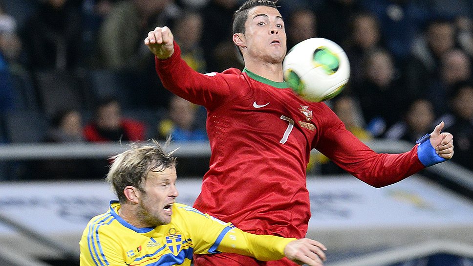 Форвард сборной Португалии Криштиану Роналду (№7), забивший в стыковых матчах все четыре мяча своей команды в ворота сборной Швеции, является главным претендентом на &amp;quot;Золотой мяч&amp;quot;