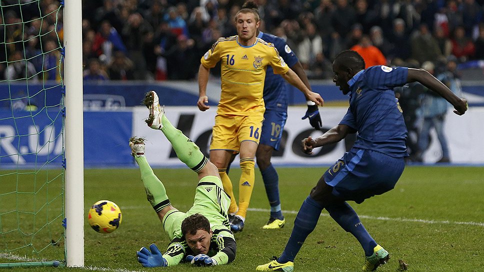 Защитник сборной Франции Мамаду Сако (справа) забивает первый мяч в ворота сборной Украины