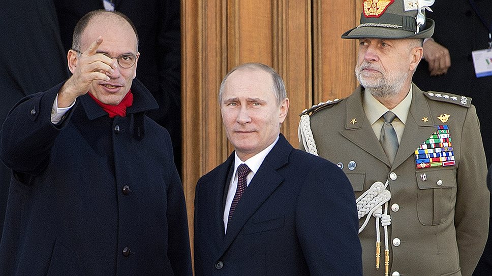 Председатель Совета министров Италии Энрико Летта (слева) и президент России Владимир Путин (справа) во время церемонии официальной встречи на площади Единства Италии в Триесте
