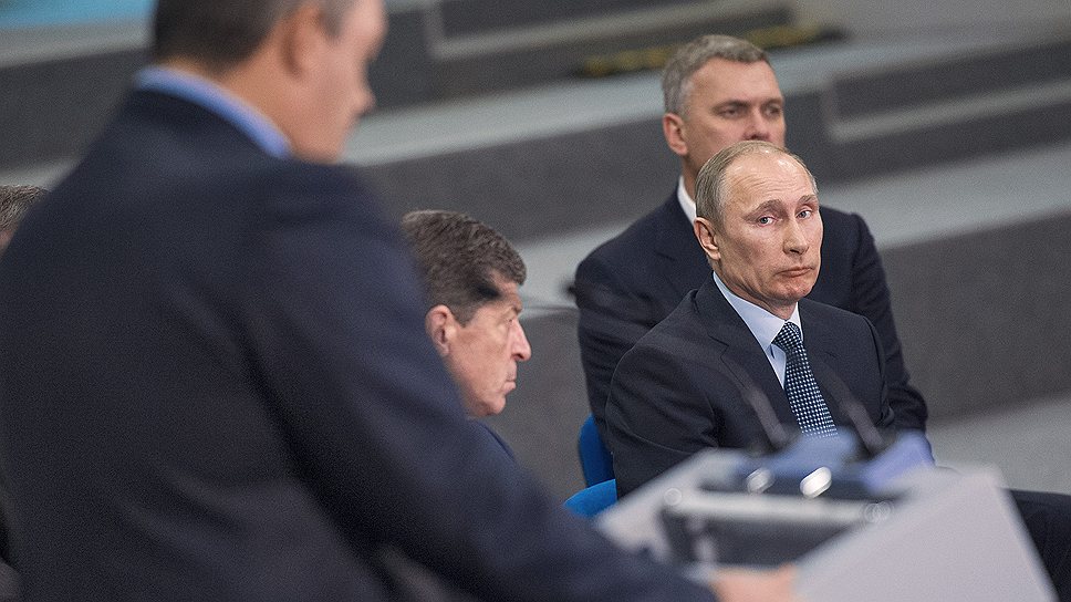 Вице-премьер Дмитрий Козак (второй слева), президент России Владимир Путин (второй справа), мэр Сочи Анатолий Пахомов