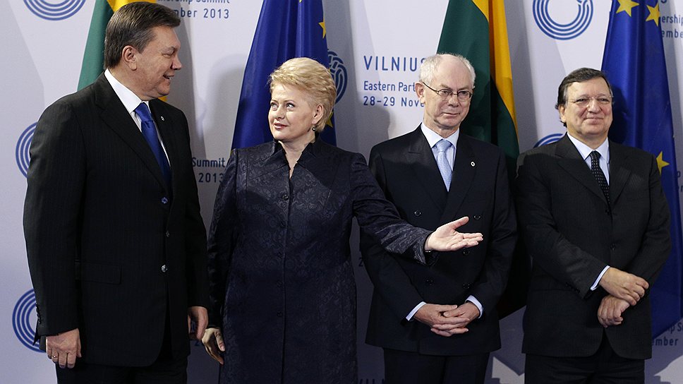 Виктора Януковича (крайний слева) в партнерство с ЕС звали все и до последнего, включая хозяйку саммита президента Литвы Далю Грибаускайте