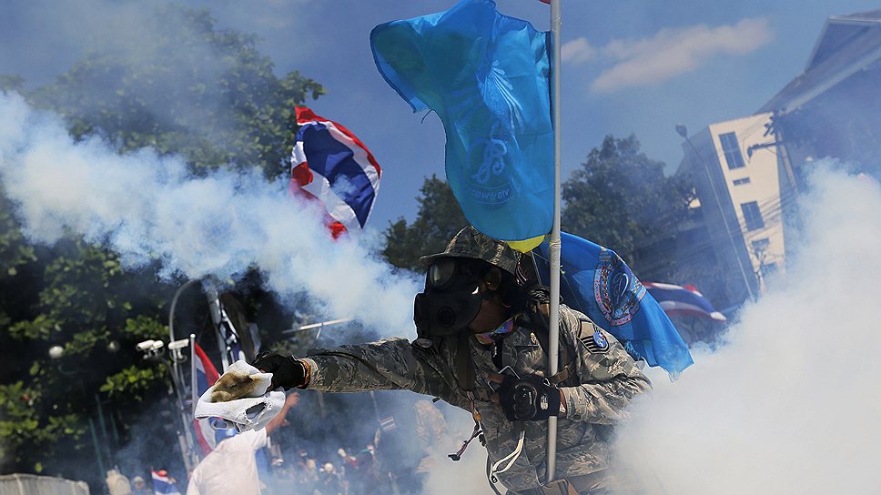 Мирные демонстрации в Бангкоке переросли в вооруженные столкновения с полицией