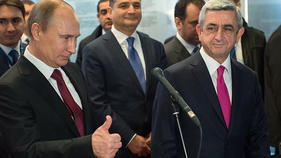 В отличие от Владимира Путина (слева), усмотревшего в событиях на Украине не революцию, а погромы, глава Армении Серж Саргсян давать оценку им не стал