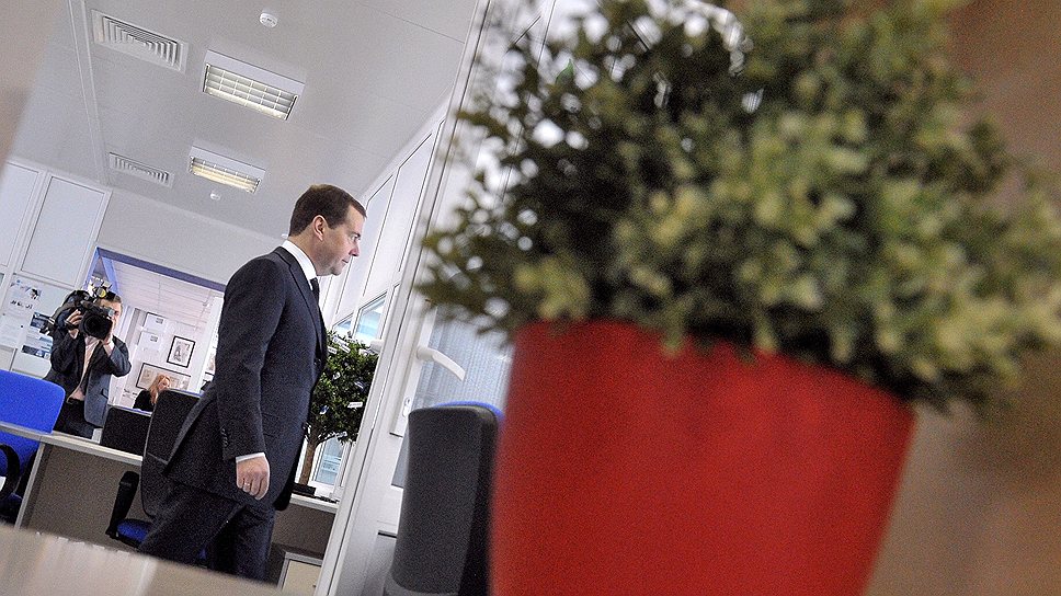 Премьер-министр Дмитрий Медведев надеется, что обращение за госуслугами в &amp;quot;одно окно&amp;quot; сбережет людям не только время, но и нервы
