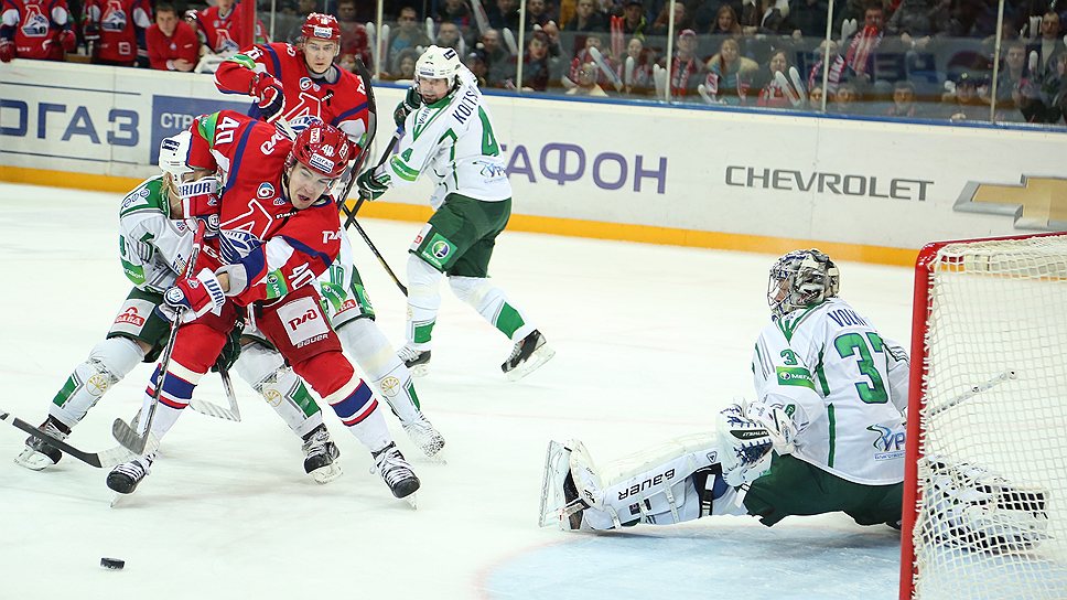 Благодаря победе над &amp;quot;Салаватом Юлаевым&amp;quot; хоккеисты &amp;quot;Локомотива&amp;quot; (в красной форме) упрочили свои  позиции в борьбе за выход в play-off 