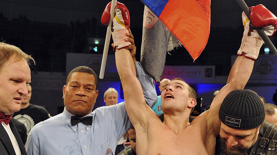 Нокаутировав Хуана Камило Новоа, Дмитрий Чудинов (на фото второй справа) завоевал титул временного чемпиона WBA