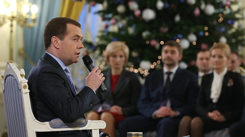 Встреча Дмитрия Медведева с соратниками по &amp;quot;Единой России&amp;quot; проходила в предпраздничной обстановке, но была актуально-рабочей по содержанию 