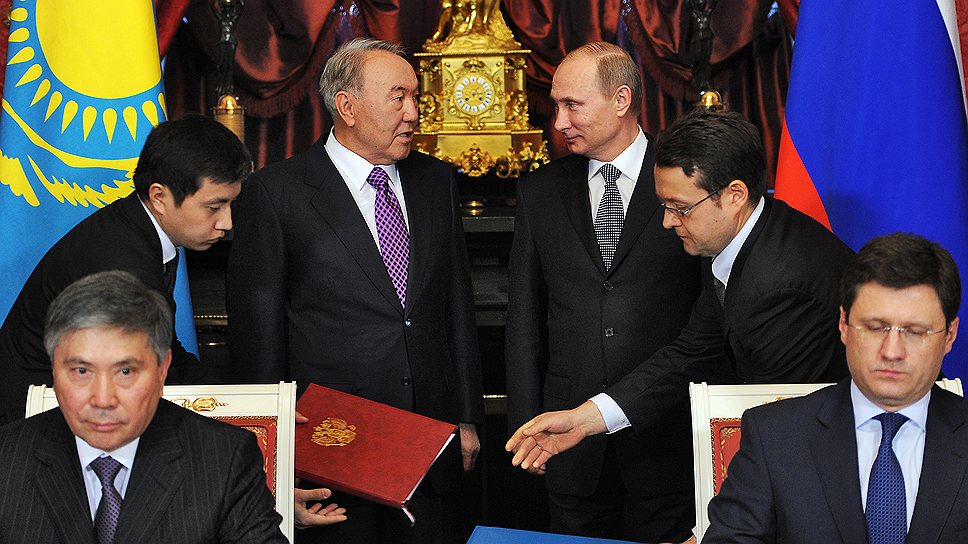 Президент Казахстана Нурсултан Назарбаев (третий слева), президент России Владимир Путин и министр энергетики России Александр Новак (справа)