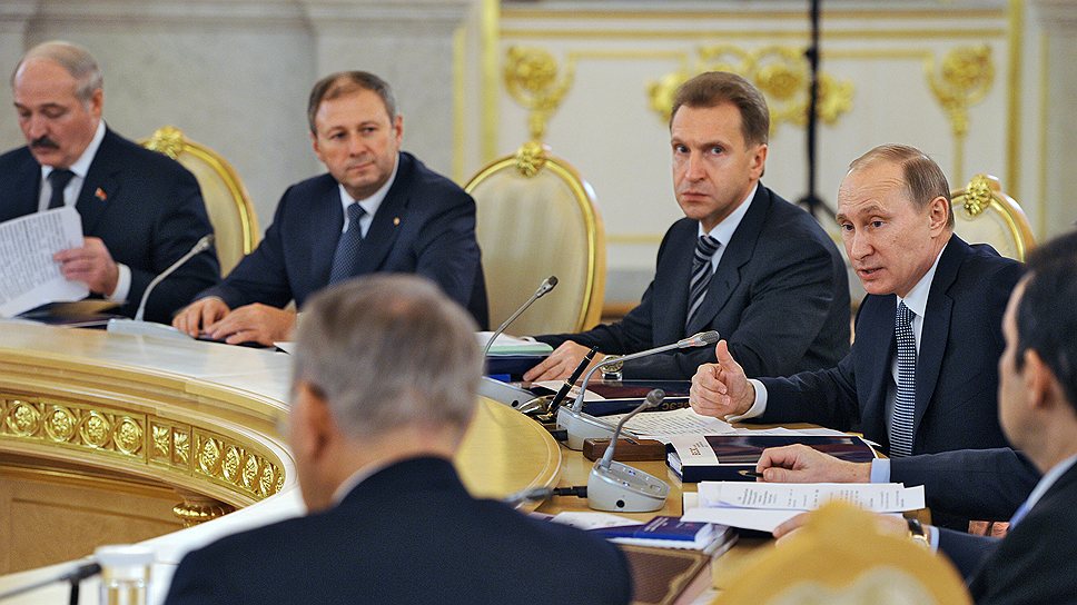 Первый заместитель председателя правительства России Игорь Шувалов (второй справа) и президент России Владимир Путин