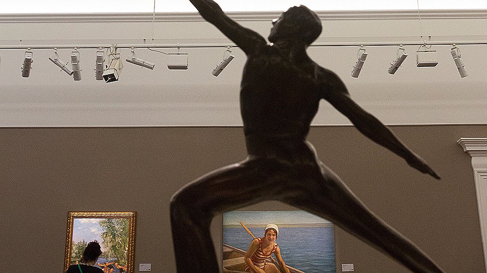 Посетители выставки в Sotheby’s могут рассмотреть советских спортсменов в абсолютно любых ракурсах