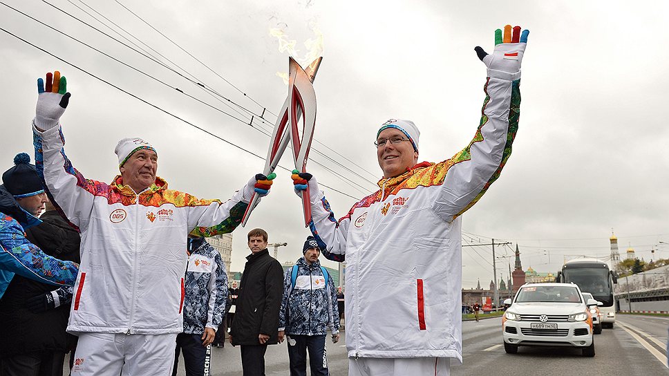 Члены МОК — президент Федерации тенниса России Шамиль Тарпищев (слева) и князь Монако Альбер II (справа) — приняли участие в эстафете олимпийского огня