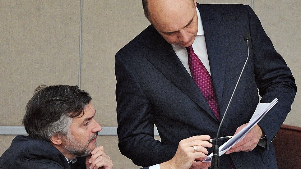 Замглавы Минэкономики Андрей Клепач (слева) просит министра финансов Антона Силуанова разглядеть за цифрами бюджета не построенные  инвестобъекты