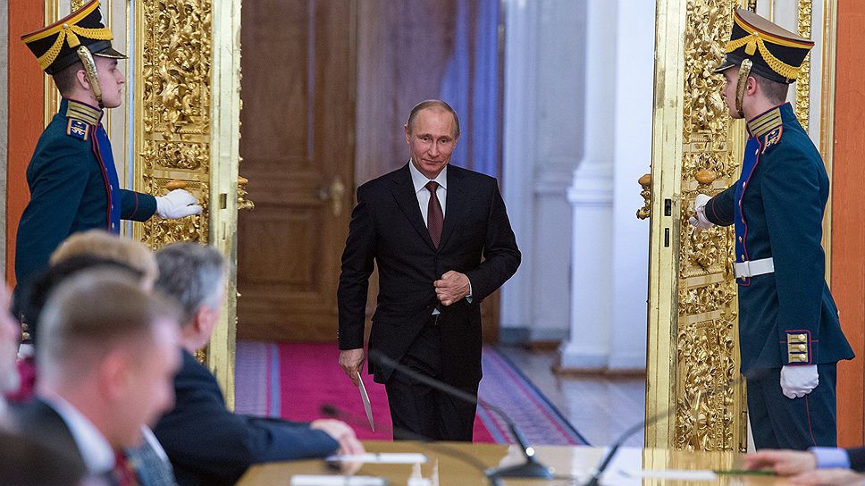 Президент России Владимир Путин (в центре) на встрече с разработчиками концепции нового учебно-методического комплекса по отечественной истории. Встреча прошла в Кремле