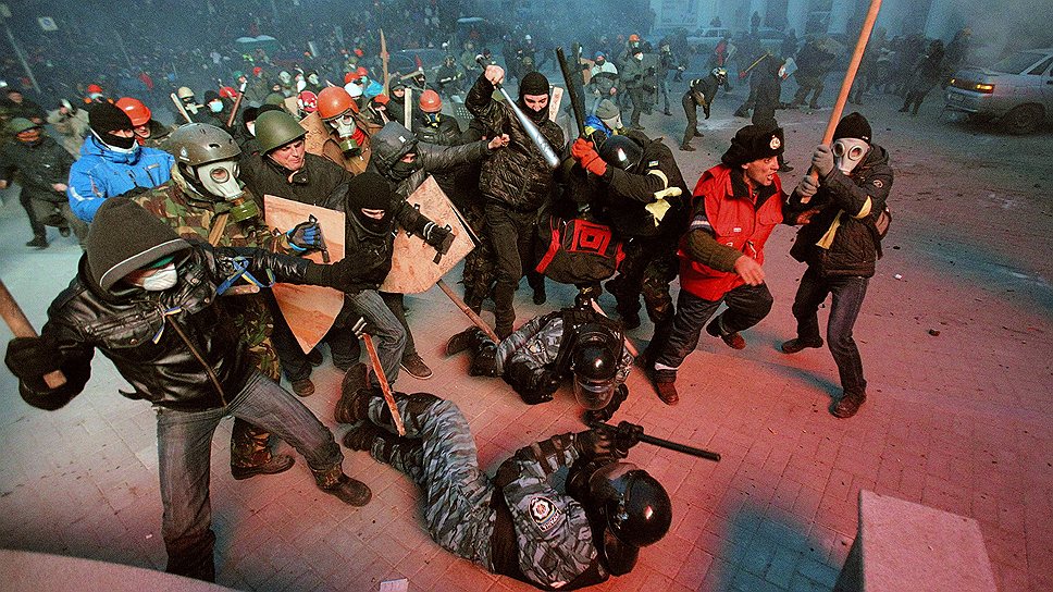 Начавшееся мирно &amp;quot;народное вече&amp;quot; в Киеве переросло в столкновение украинских радикалов с силами правопорядка