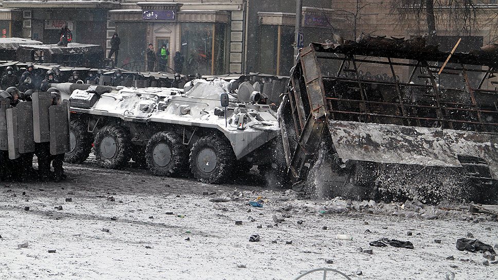 Улицы Киева стали напоминать фронтовую зону: на помощь силовикам прибыл БТР