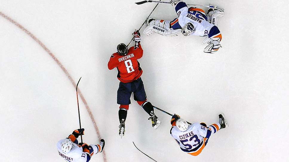 Евгений Набоков отразил все 22 броска по своим воротам, в том числе три в исполнении лучшего снайпера НХЛ Александра Овечкина (№8)