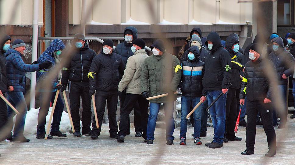 Активисты радикально настроенной молодежи во время штурма областной государственной администрации в Днепропетровске