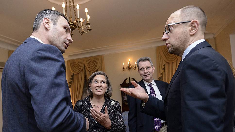 На скандальной пленке заместитель госсекретаря Виктория Нуланд и посол США Джеффри Пайетт (в центре) обсуждают политическое будущее Виталия Кличко (слева) и Арсения Яценюка (справа) 
