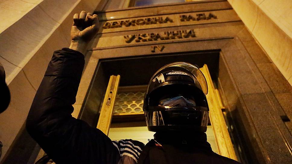 Активист самообороны Евромайдана охраняет здание Верховной рады Украины во время заседания