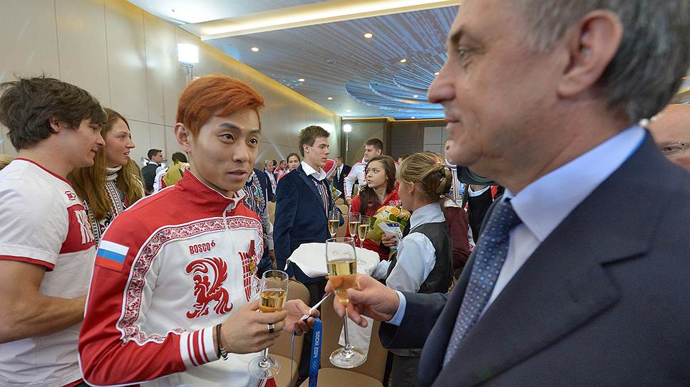 Министр спорта России Виталий Мутко (справа) признался трехкратному олимпийскому чемпиону Сочи Виктору Ану, что никогда не выпивал с ним 