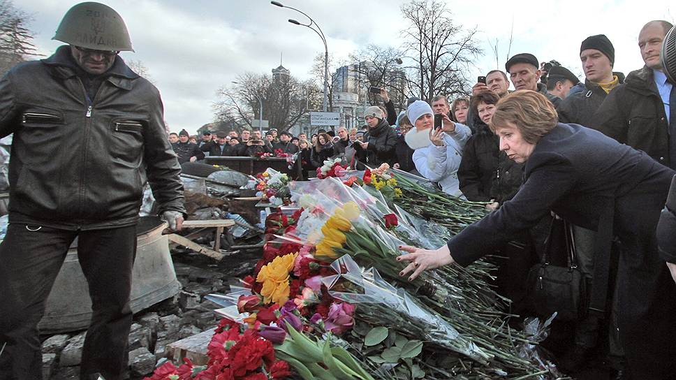 Евромайдан. Верховный представитель по иностранным делам и политике безопасности ЕС Кэтрин Эштон (справа) на церемониии возложения цветов возле баррикады на Институтской