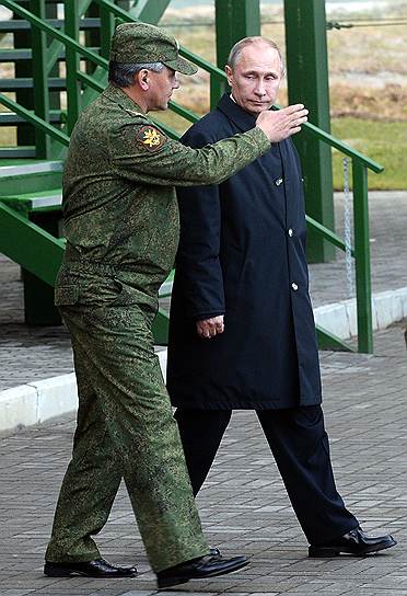 Сергей Шойгу (слева) и президент России Владимир Путин (справа) во время завершающего этапа российско-белорусских стратегических учений &amp;quot;Запад-2013&amp;quot;