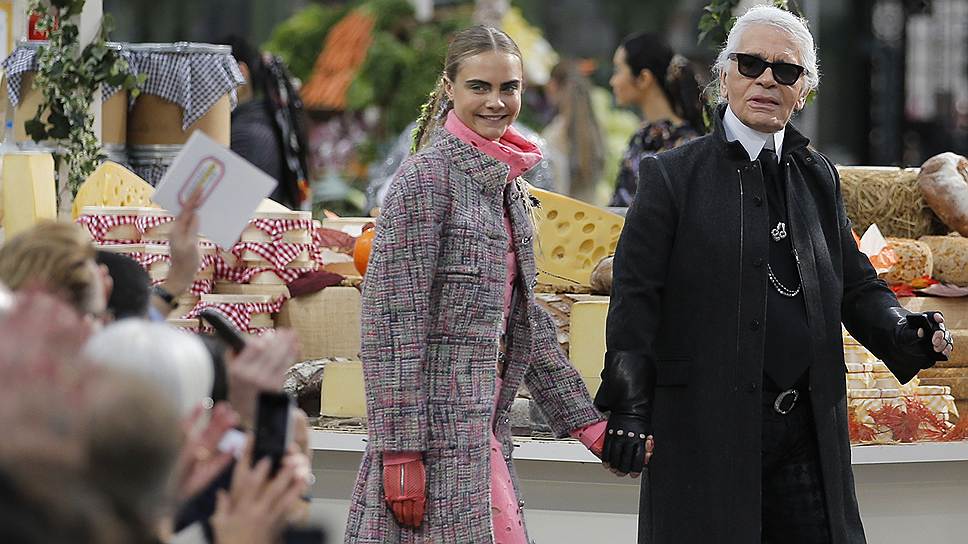 Карл Лагерфельд и модель Кара Делевинь прошлись вдоль прилавков и полок импровизированного Chanel Shopping Center 
