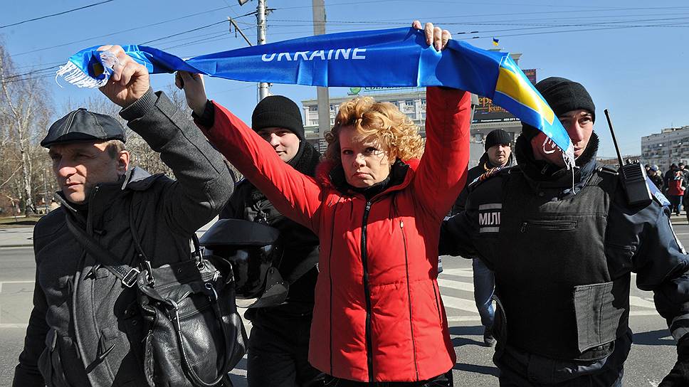 Донецк. Митинг за проведение местного референдума по статусу Донбасса прошел на площади Ленина