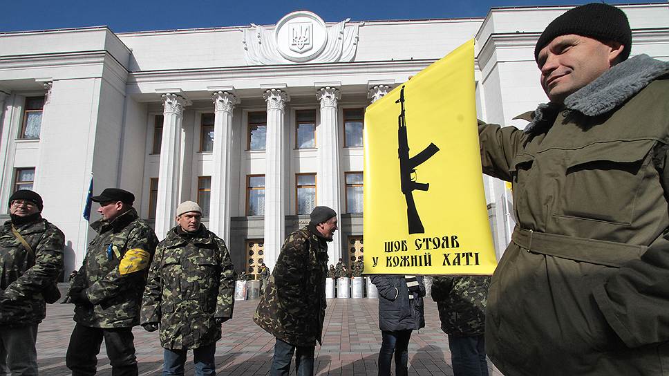 Активисты Майдана отказываются следовать призыву главы МВД сдавать оружие (надпись на плакате гласит: &amp;quot;Должен быть в каждой хате&amp;quot;)