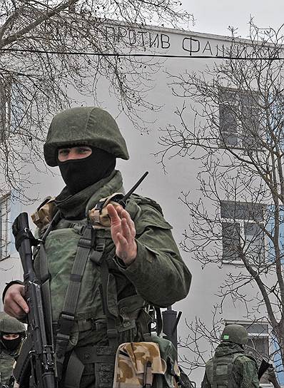 Украинский штаб перешел под контроль вооруженных людей без опознавательных знаков 