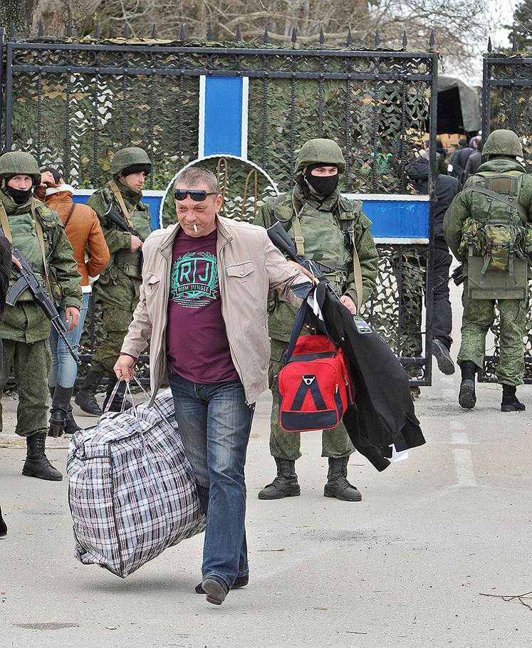 Украинские военнослужащие покидают штаб Военно-морских сил Украины в Севастополе