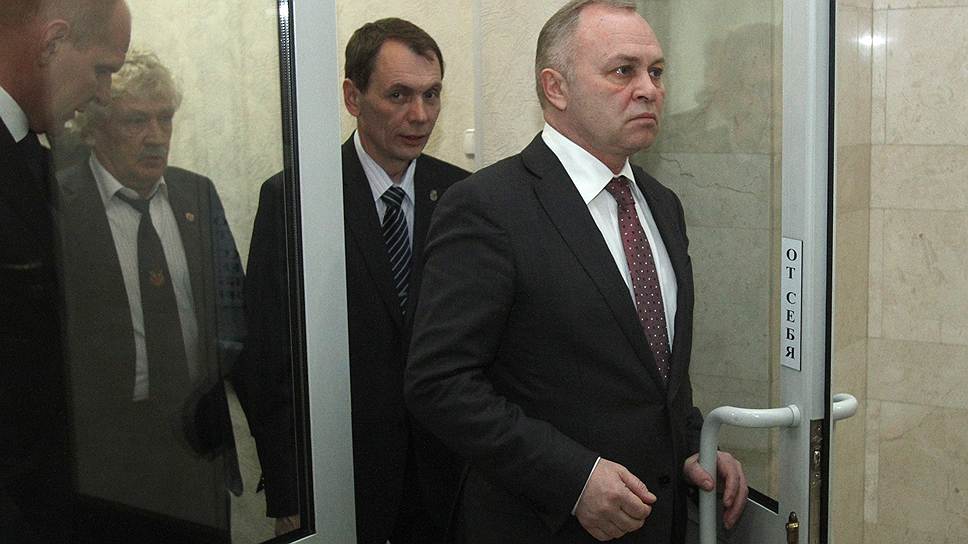 Врио губернатора Владимир Городецкий и партия власти полагают, что областной суд вернет Владимира Знаткова в ряды кандидатов в мэры