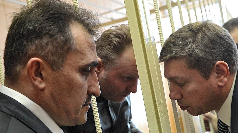 Защита бывшего замминистра Алексея Бажанова (в центре) утверждает, что он и не думает скрываться от следствия