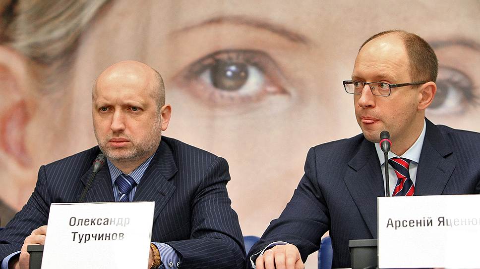 Разработчики новой конституции Украины ждут решения лидеров страны — Александра Турчинова (слева) и Арсения Яценюка 