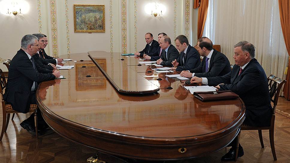 На встрече с руководством компании Siemens президент России Владимир Путин был гораздо благожелательней, чем на встрече с руководством правительства (за кадром) 
