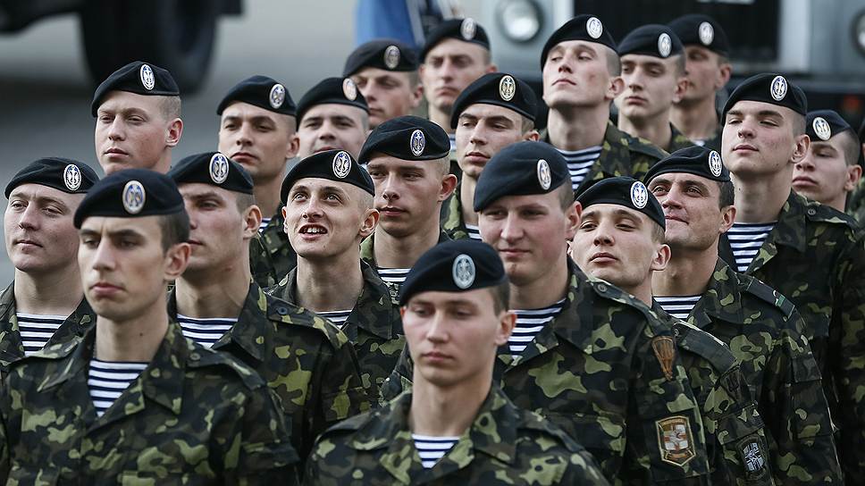 Часть украинских морских пехотинцев из Феодосии уже успели добраться до Киева (на фото), где им была устроена встреча на уровне и. о. министра обороны 