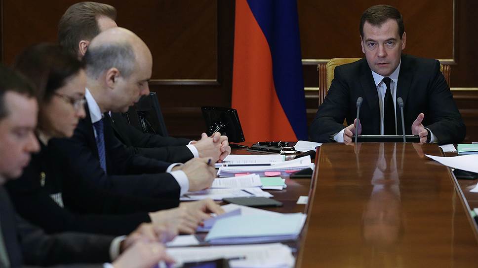 Председатель правительства РФ Дмитрий Медведев (справа) объяснил министрам выгоды стабильности налоговой системы