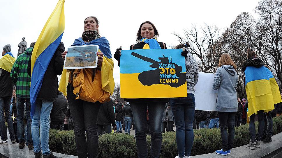 Политическая ситуация в Харькове. Участники митинга за единство Украины возле памятника Шевченко