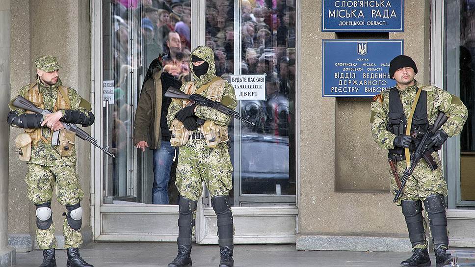 Украинские силовики остановились на подступах к Славянску, административные здания в котором контролируют сторонники &amp;quot;Донецкой республики&amp;quot;